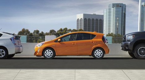 2015_Toyota_Prius_c_010_64307_2524_low