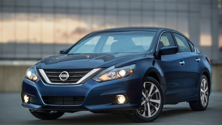 2016_Nissan_Altima_02